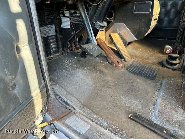 image for item DX3798 1990 Kenworth T600 truck cab and chassis