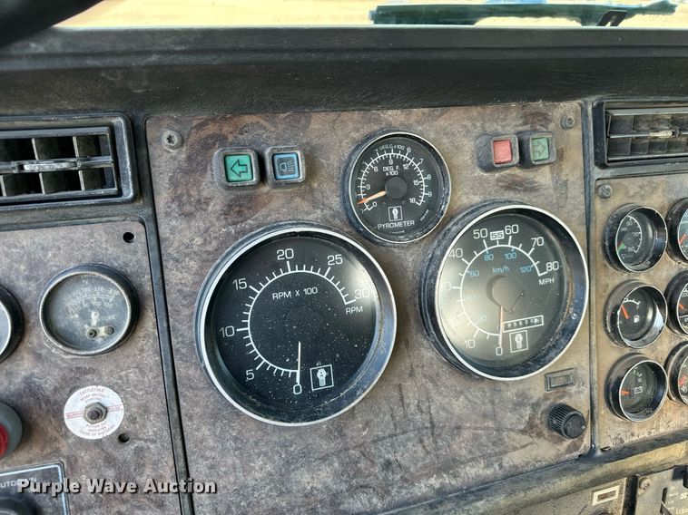 image for item DX3798 1990 Kenworth T600 truck cab and chassis