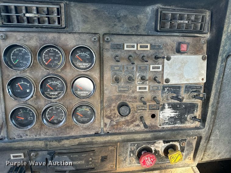 image for item DX3798 1990 Kenworth T600 truck cab and chassis