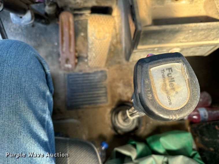 image for item DX3798 1990 Kenworth T600 truck cab and chassis