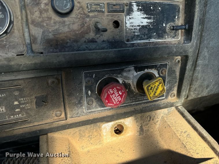 image for item DX3798 1990 Kenworth T600 truck cab and chassis