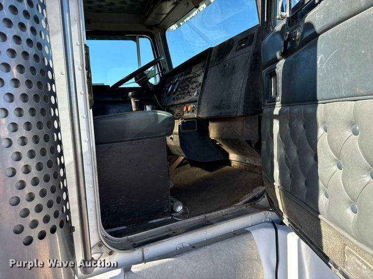 image for item DX3798 1990 Kenworth T600 truck cab and chassis