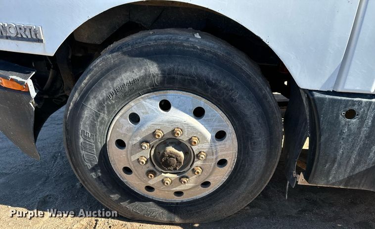 image for item DX3798 1990 Kenworth T600 truck cab and chassis