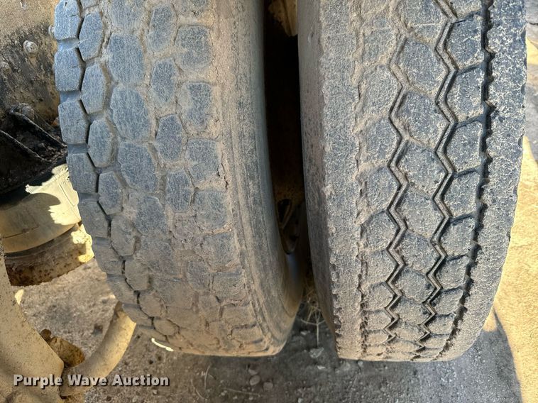 image for item DX3798 1990 Kenworth T600 truck cab and chassis