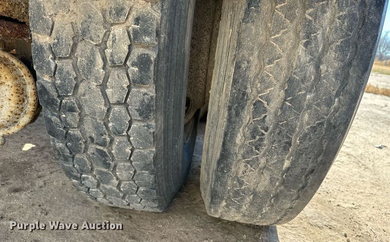 image for item DX3798 1990 Kenworth T600 truck cab and chassis