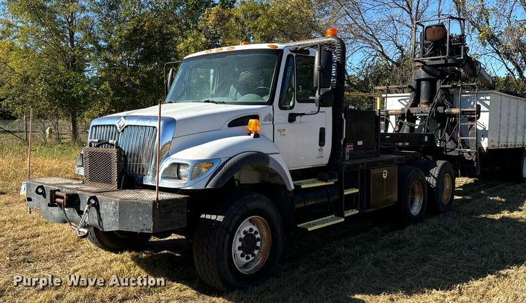 image for item EG6775 2004 International 7500 semi truck