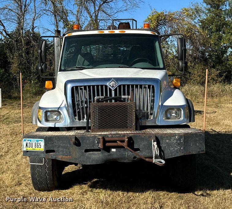 image for item EG6775 2004 International 7500 semi truck