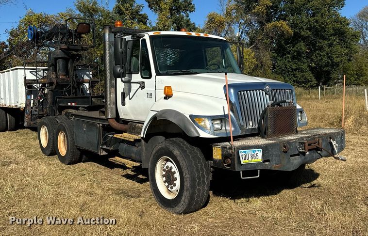 image for item EG6775 2004 International 7500 semi truck