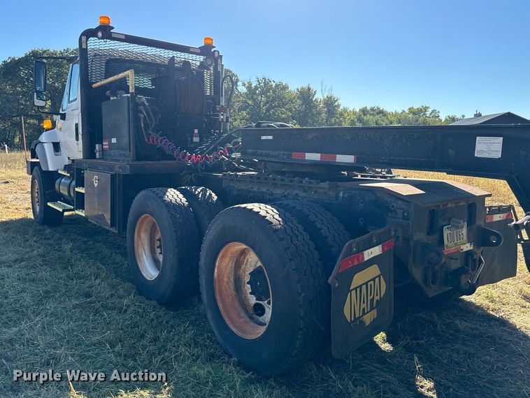 image for item EG6775 2004 International 7500 semi truck