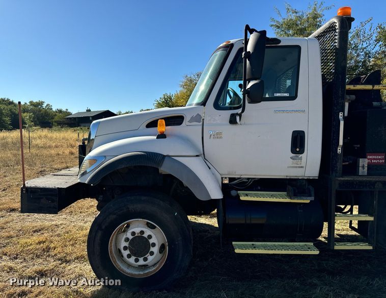 image for item EG6775 2004 International 7500 semi truck