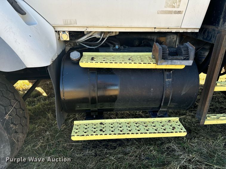 image for item EG6775 2004 International 7500 semi truck