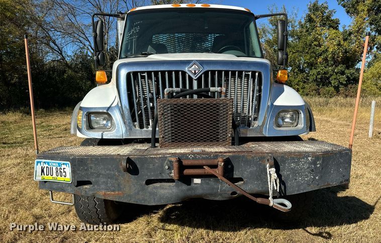 image for item EG6775 2004 International 7500 semi truck