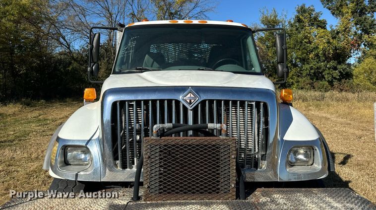 image for item EG6775 2004 International 7500 semi truck