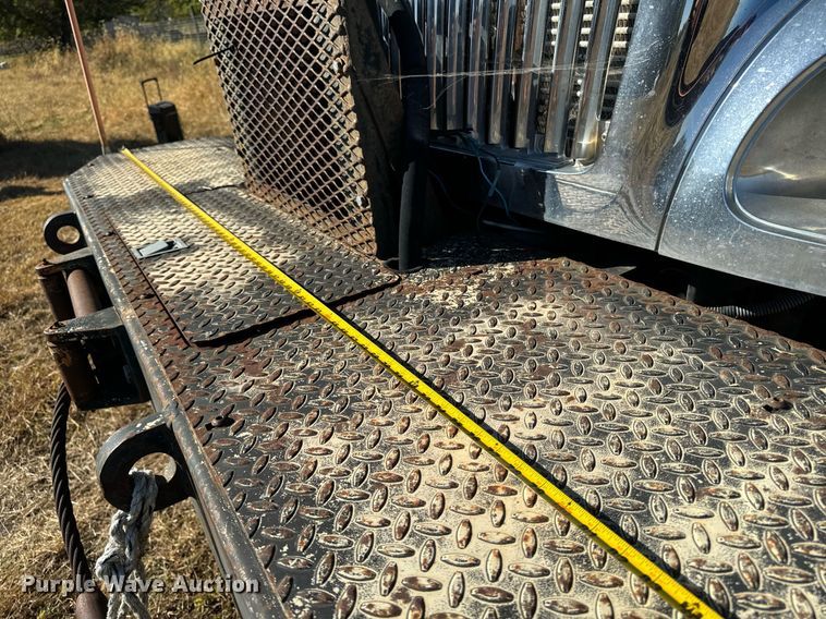 image for item EG6775 2004 International 7500 semi truck