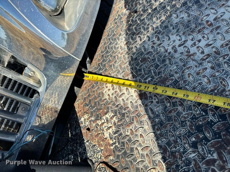 image for item EG6775 2004 International 7500 semi truck