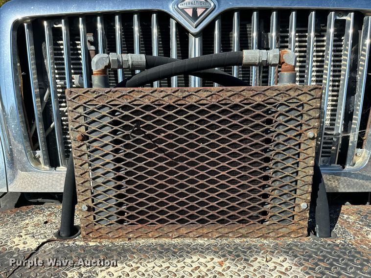 image for item EG6775 2004 International 7500 semi truck