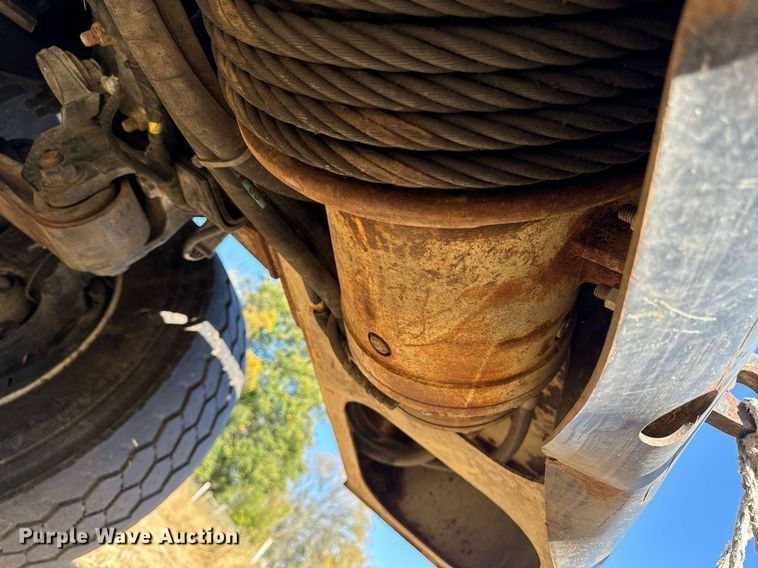 image for item EG6775 2004 International 7500 semi truck