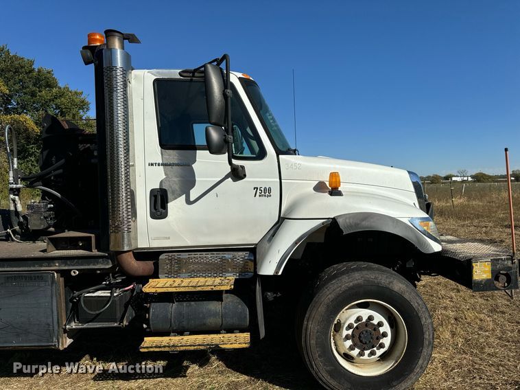 image for item EG6775 2004 International 7500 semi truck