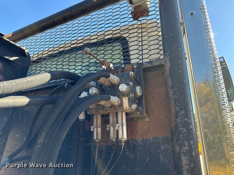 image for item EG6775 2004 International 7500 semi truck