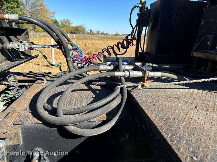 image for item EG6775 2004 International 7500 semi truck