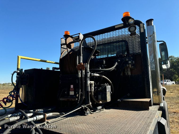 image for item EG6775 2004 International 7500 semi truck