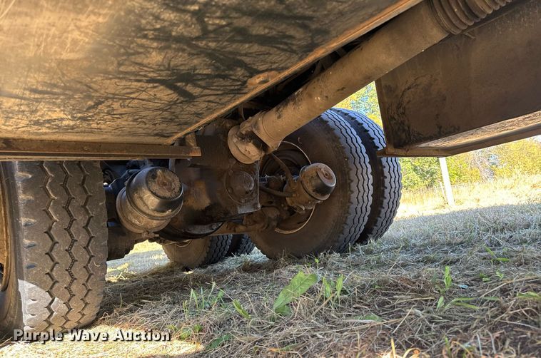 image for item EG6775 2004 International 7500 semi truck