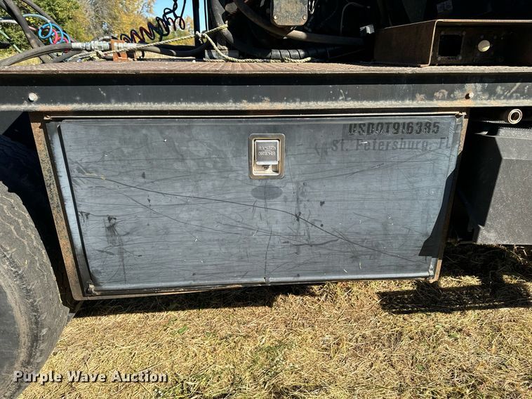 image for item EG6775 2004 International 7500 semi truck