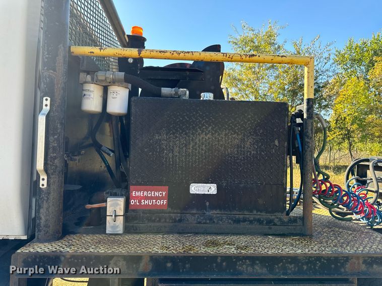 image for item EG6775 2004 International 7500 semi truck