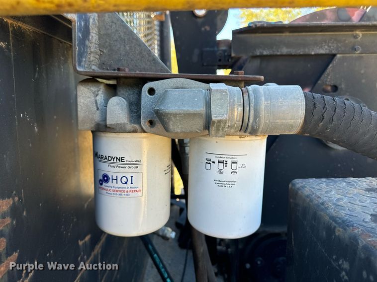 image for item EG6775 2004 International 7500 semi truck