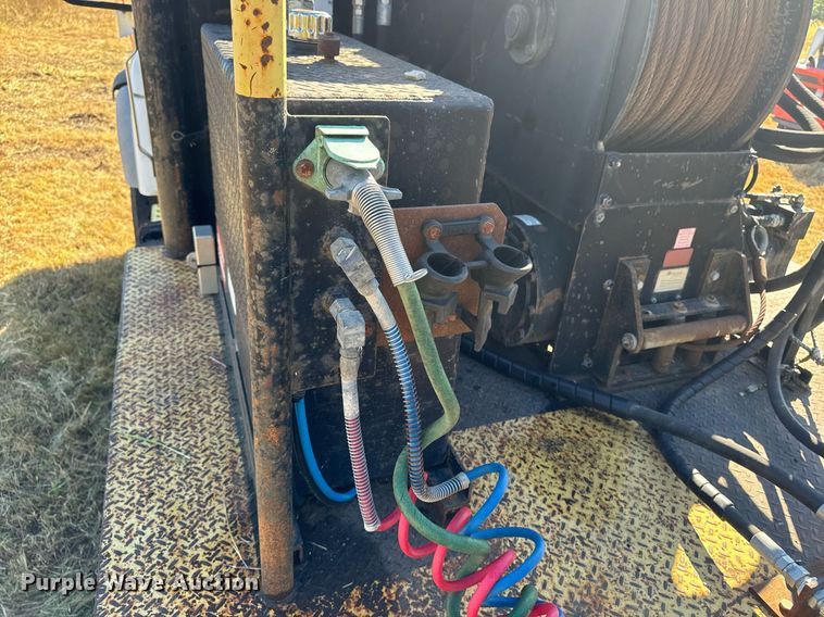 image for item EG6775 2004 International 7500 semi truck