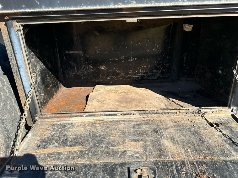 image for item EG6775 2004 International 7500 semi truck