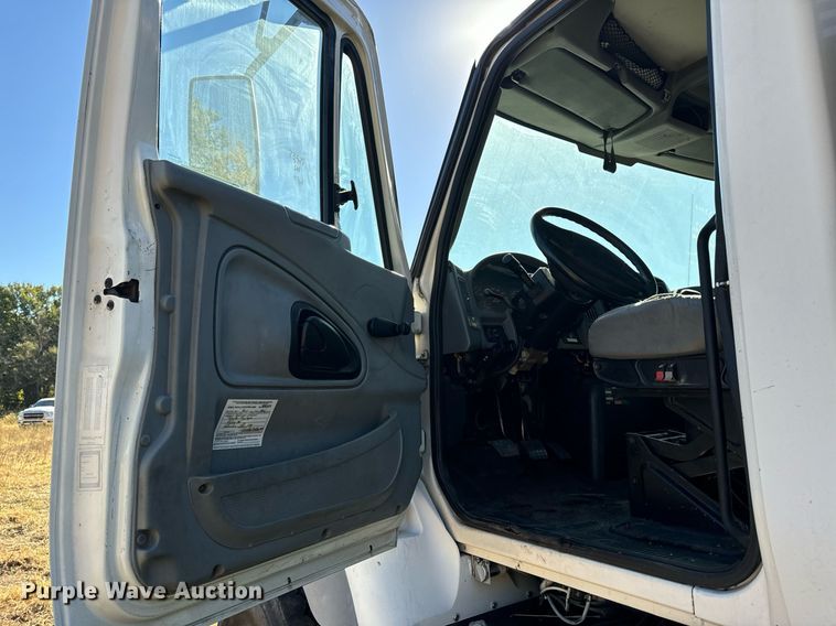 image for item EG6775 2004 International 7500 semi truck