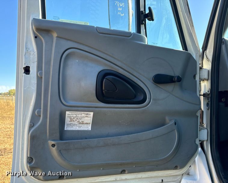 image for item EG6775 2004 International 7500 semi truck