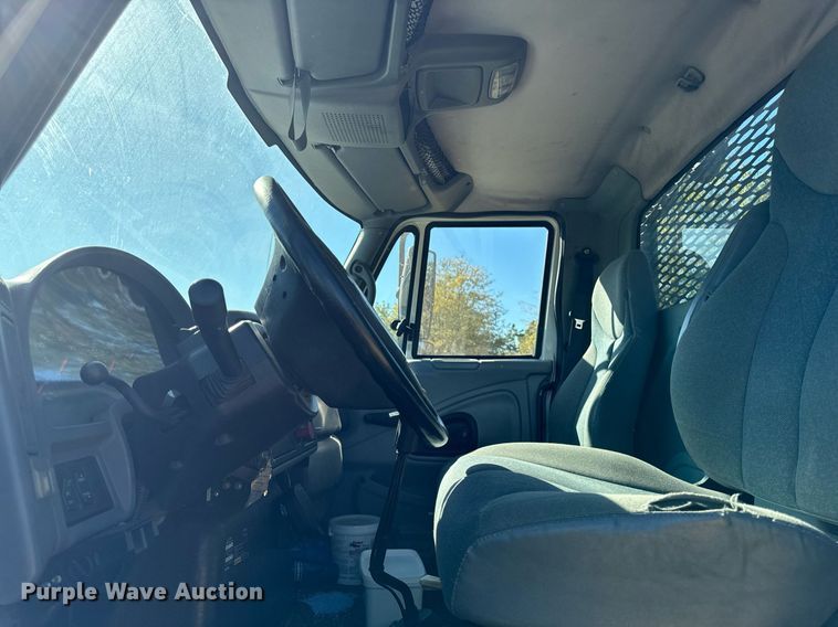 image for item EG6775 2004 International 7500 semi truck