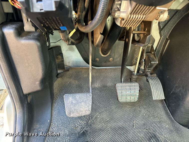 image for item EG6775 2004 International 7500 semi truck