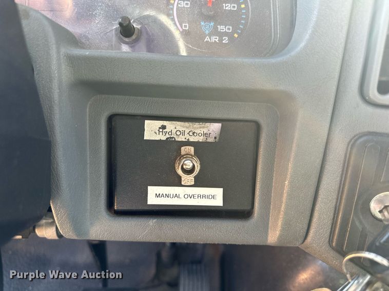 image for item EG6775 2004 International 7500 semi truck