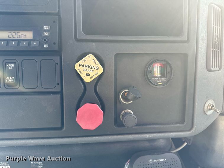 image for item EG6775 2004 International 7500 semi truck