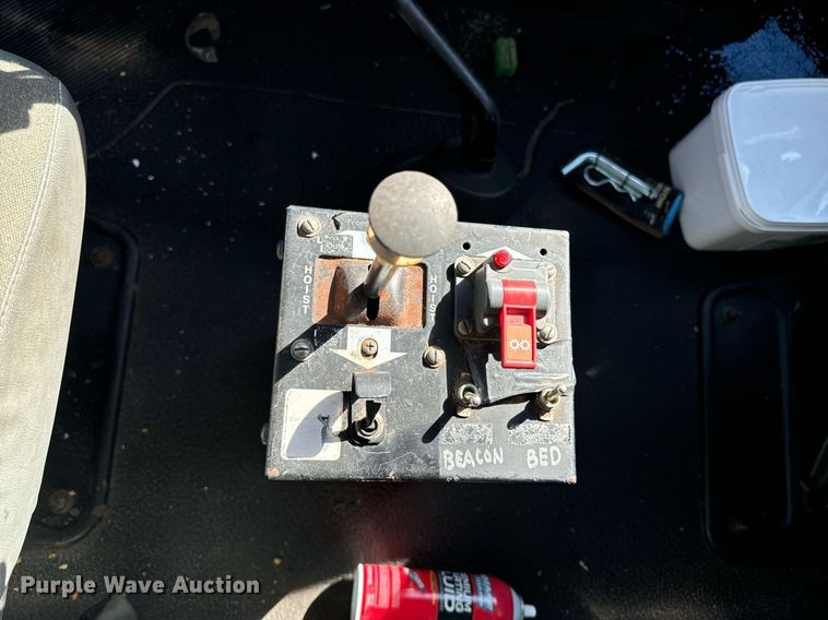 image for item EG6775 2004 International 7500 semi truck