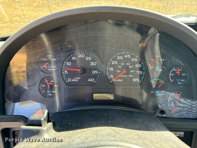 image for item EG6775 2004 International 7500 semi truck