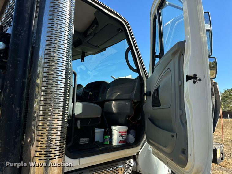 image for item EG6775 2004 International 7500 semi truck