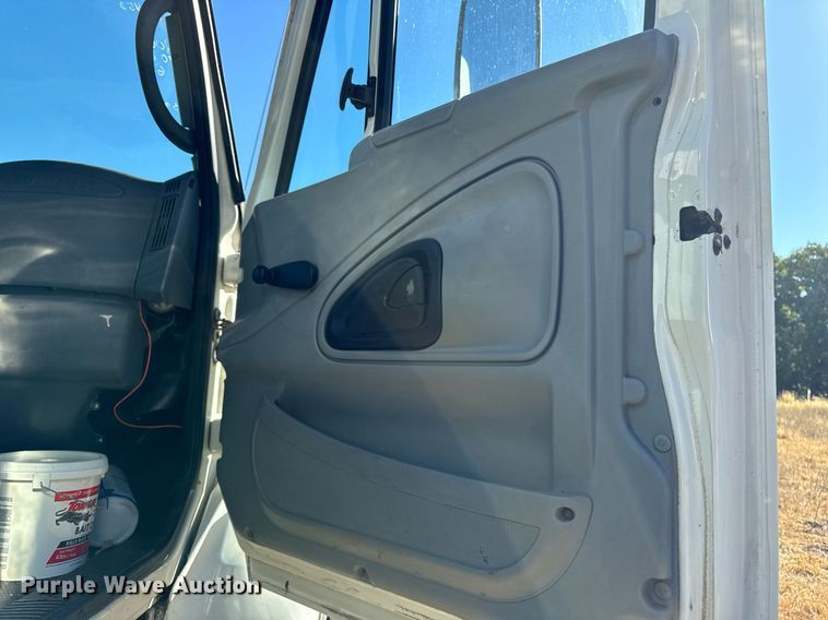 image for item EG6775 2004 International 7500 semi truck