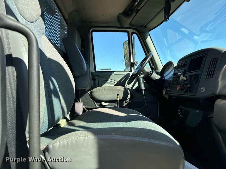 image for item EG6775 2004 International 7500 semi truck