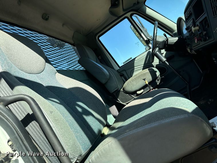 image for item EG6775 2004 International 7500 semi truck