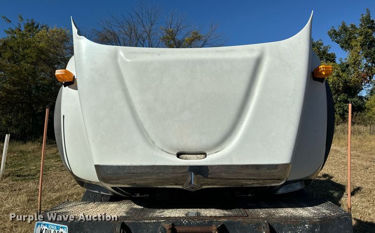 image for item EG6775 2004 International 7500 semi truck