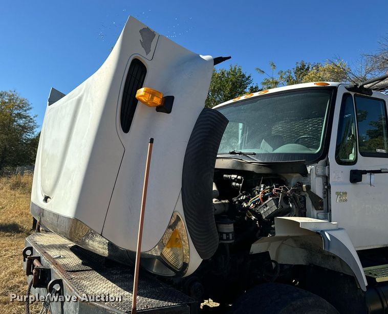 image for item EG6775 2004 International 7500 semi truck