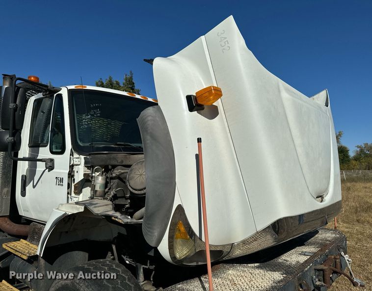 image for item EG6775 2004 International 7500 semi truck