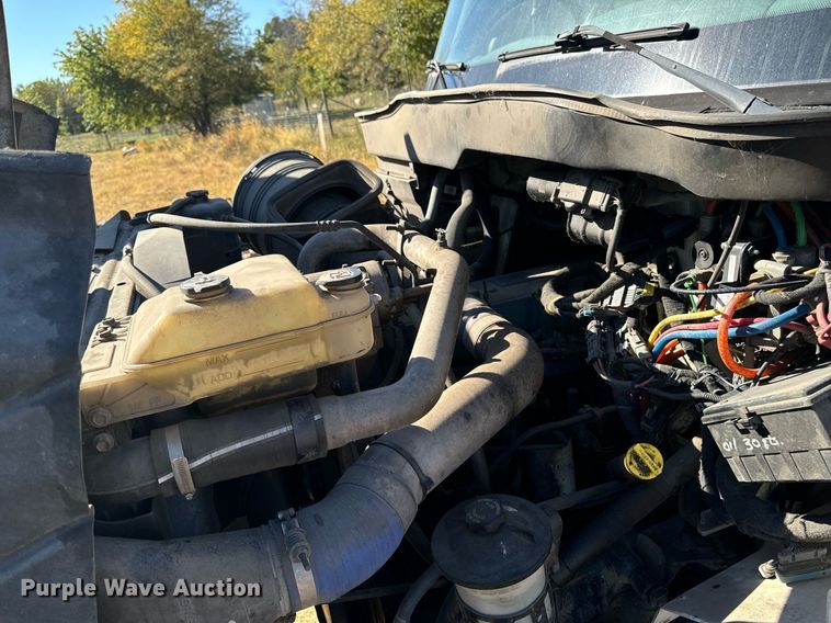 image for item EG6775 2004 International 7500 semi truck