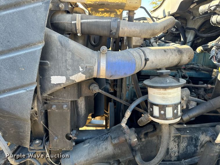 image for item EG6775 2004 International 7500 semi truck