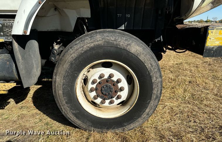 image for item EG6775 2004 International 7500 semi truck