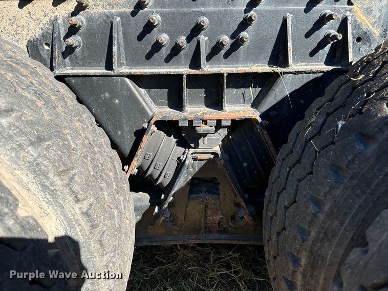 image for item EG6775 2004 International 7500 semi truck